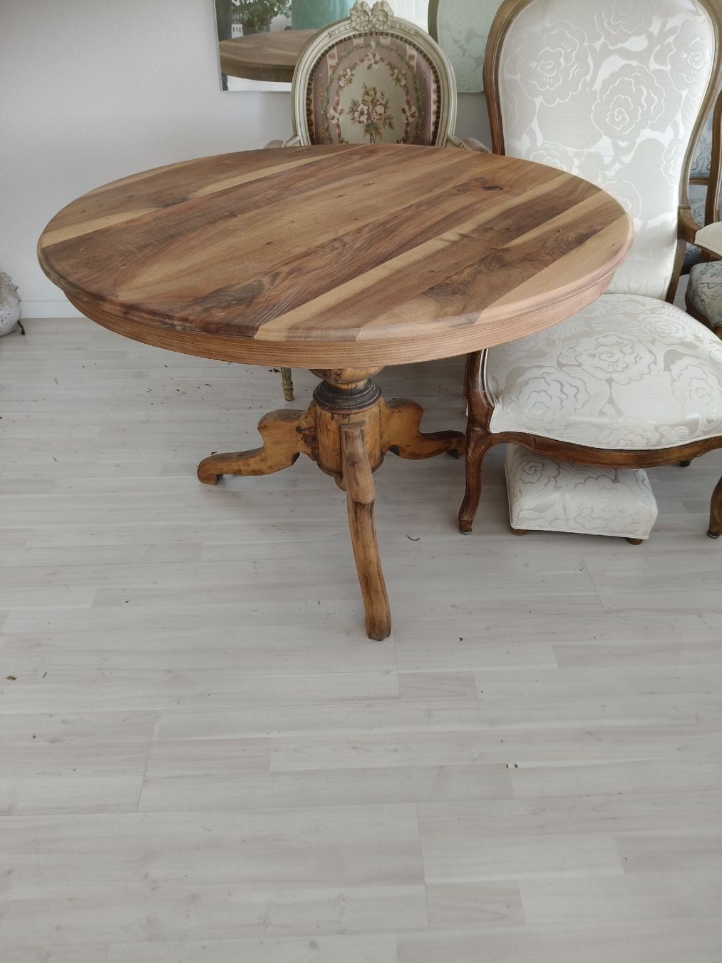 Tavoli: Massiver Nussbaumtisch Durchmesser 105cm – Usato da Zwingen venduto da inf_2blh
