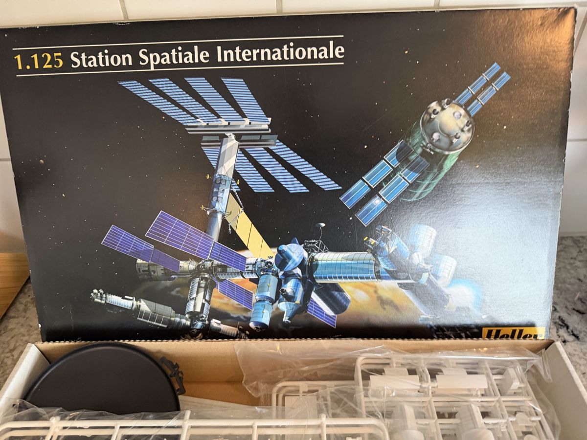 Kit di modellismo & Modellini statici: Heller Modellbausatz Station Spatiale Internationale 1:125 – Usato da Zürich venduto da sne.swiss 3