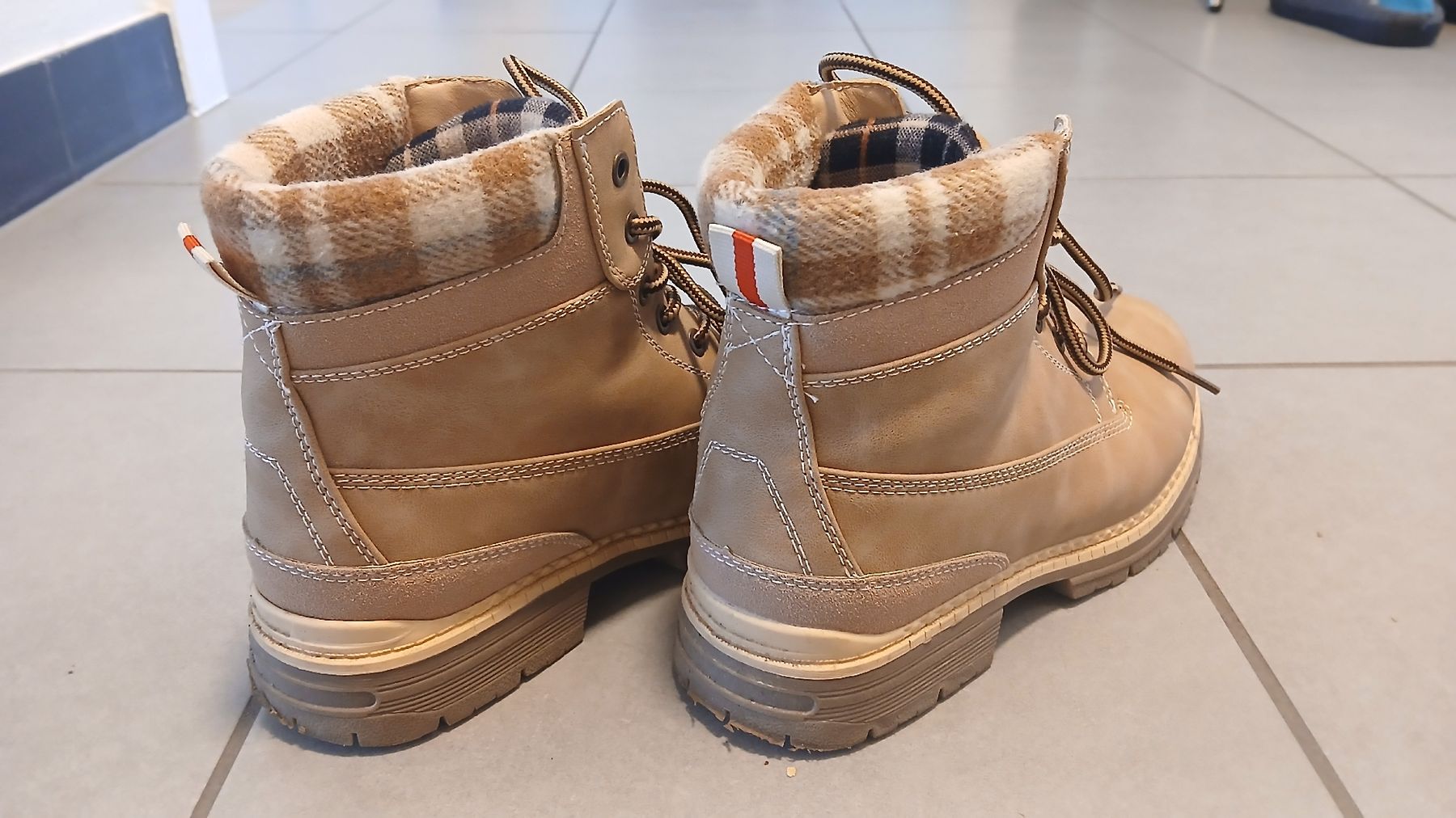 Scarpe da donna: Cestfini Winter Boots – Usato da Luzern venduto da Helloasa 3
