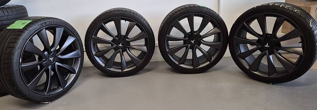 Pneumatici & Ruote complete: Jantes Tesla Model 3 avec pneus été – Usato da Bussigny venduto da NoLimiit