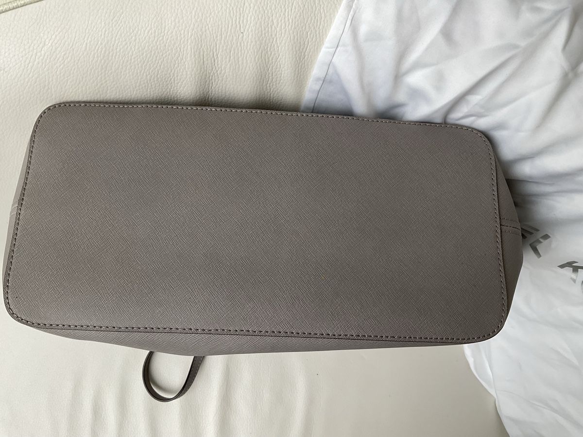 Michael Kors Taschen für Damen: Michael Kors Damenhandtasche hellgrau – Neu und originalverpackt aus Mariastein von u_n_6s5w 3