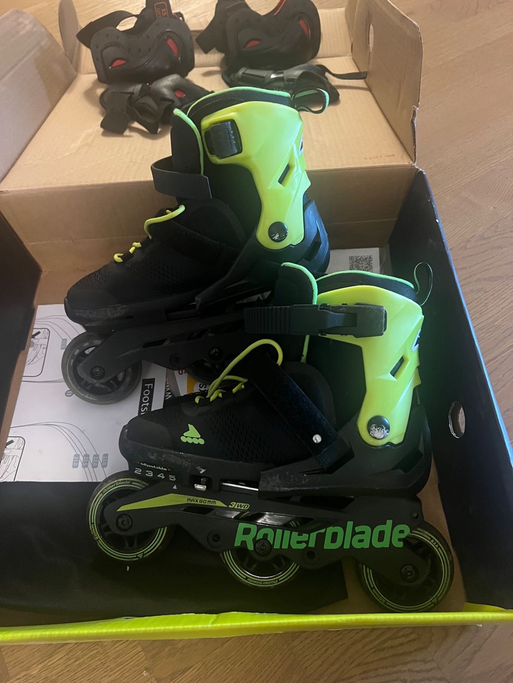 Pattini in linea & Pattini a rotelle: Rollerblade Microblade Schutz inkl Gr 33-36.5 – Nuovo (secondo la descrizione) da Ebmatingen venduto da dartim 1