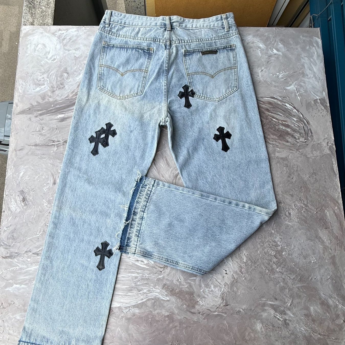 Jeans: Jean droit bleu clair patchs croix noires – Usato da Thônex venduto da Suisse.Shopping 7