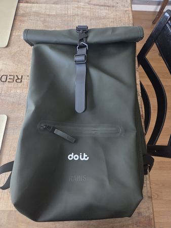 Rains Rucksack wasserdicht Olivgrün in sehr gutem Zustand