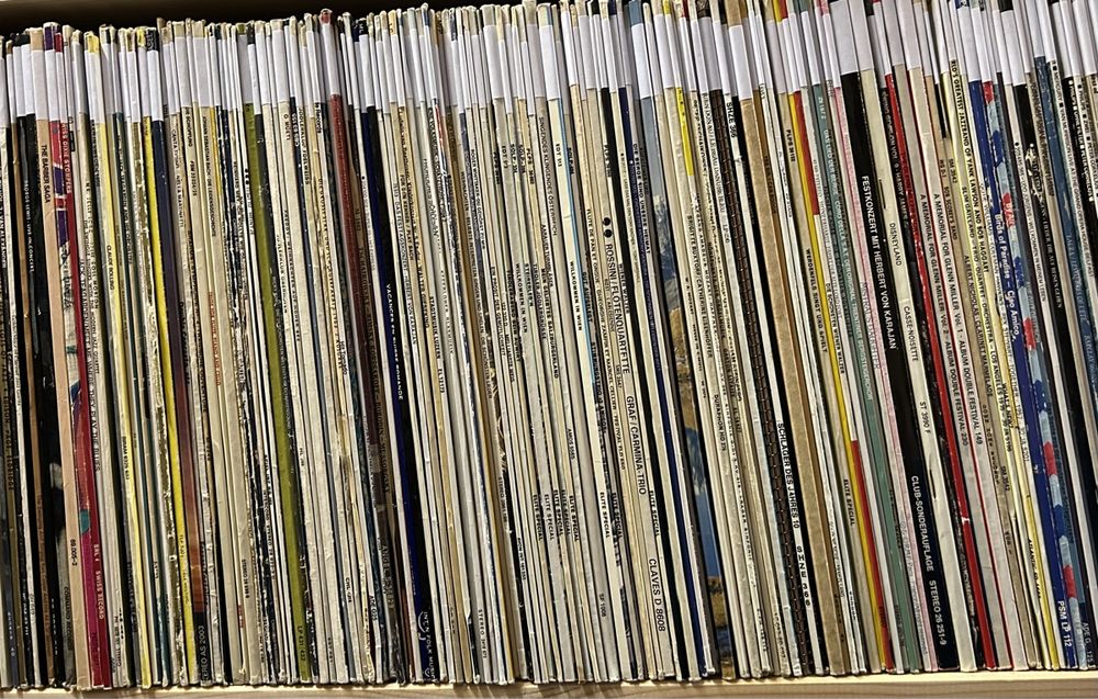 Sichere Aufbewahrung von über 50 Schallplatten . Für alle Ihre Lieblings-33er-, 45er- und 78er-Modelle. Victrola Holzkiste - Tischalbumhalter und Organizer für alle Schallplatten Braun