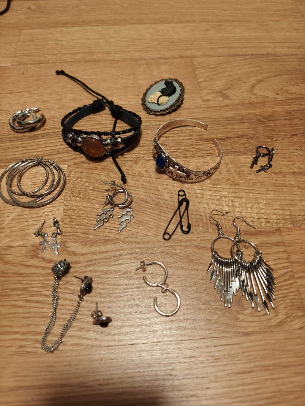 Sonstiger Schmuck: Modeschmuck Set Armbänder Ohrringe und Brosche – Gebraucht aus Luzern von fio_vc98 1