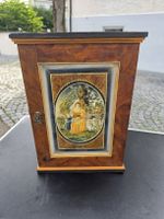 Kleine Kommode mit Malerei und Intarsie Holzmöbel Schrank 