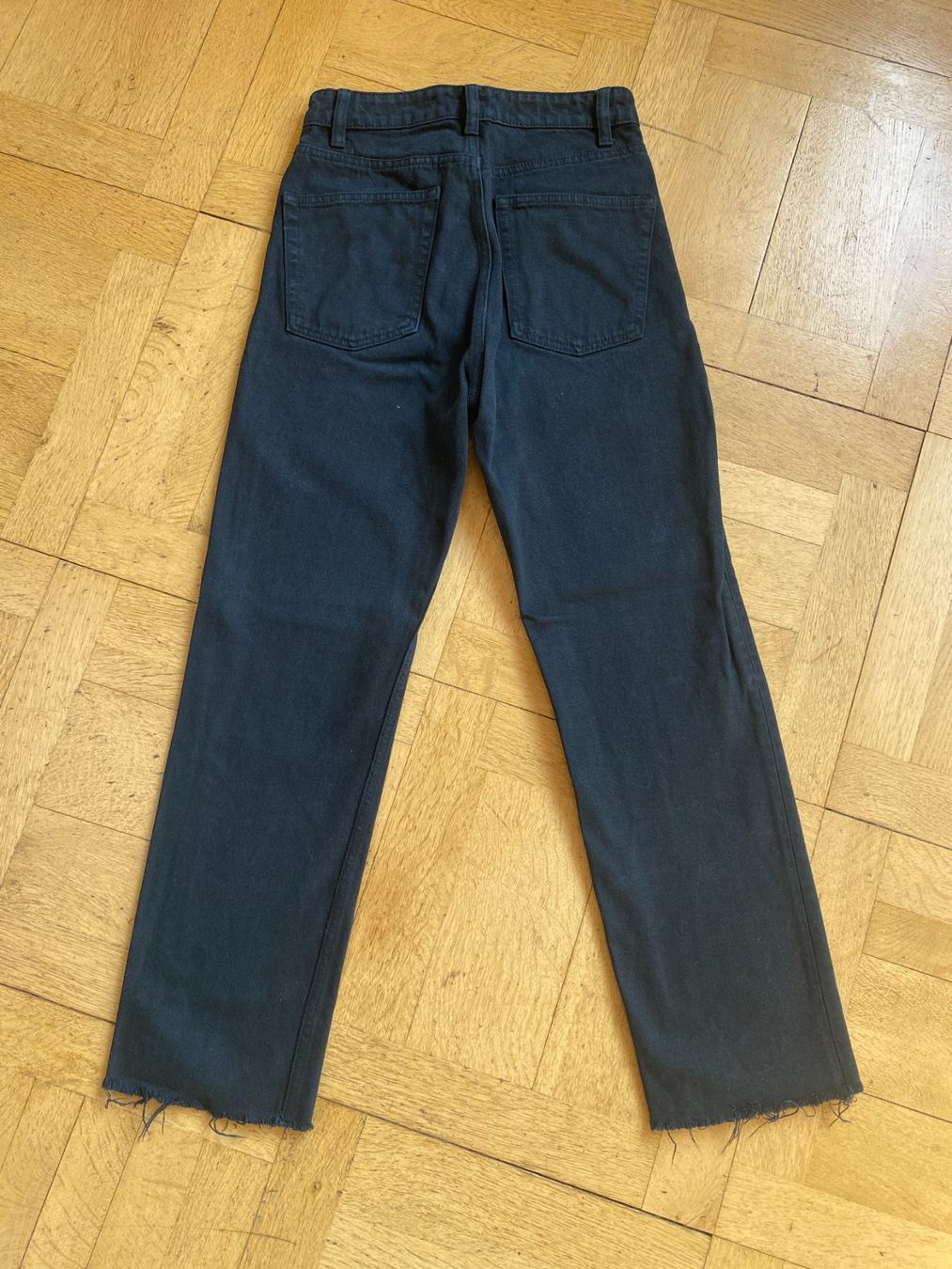 Zara Jeans: SCHWARZE ZARA JEANS MIT RAW-HEM – Usato da Zürich venduto da ilj_b22t 1
