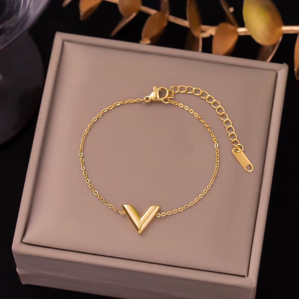 Bracciali & Braccialetti: Armband mit V-Anhänger, elegant & schick – Nuovo e nell'imballaggio originale da Rubigen venduto da Mukuru