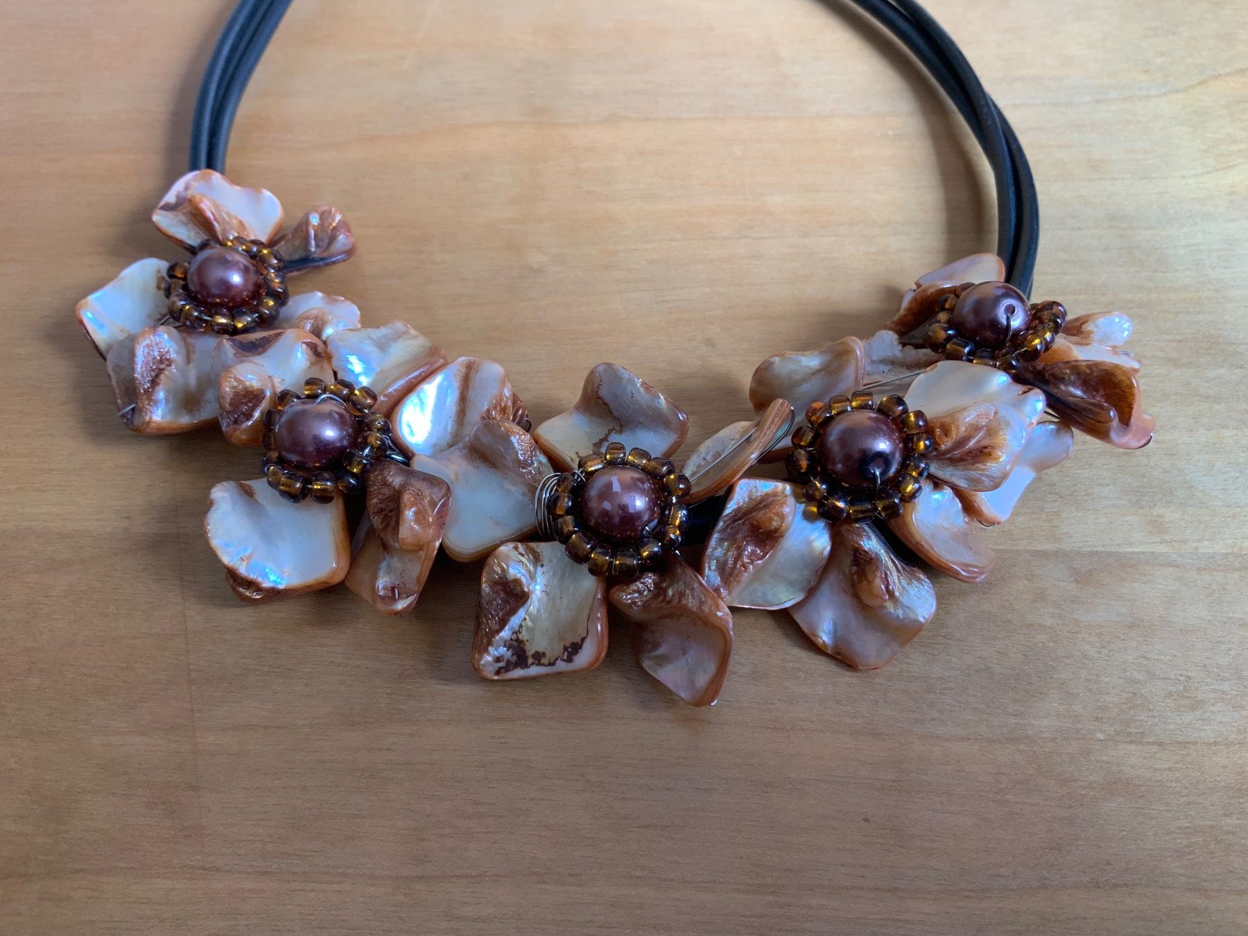 Catenine: Halscollier, Blumen, Perlmutt & Glas- & Plastikkugel & Leder – Usato da Zürich venduto da ancillaschmidhauser
