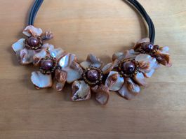 Halscollier, Blumen, Perlmutt & Glas- & Plastikkugel & Leder