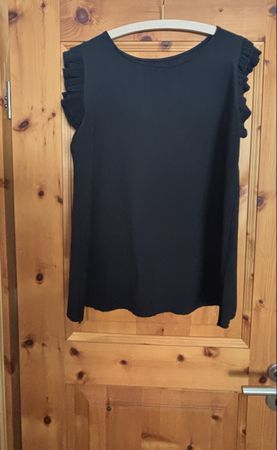 Schickes, schwarzes Shirt mit Rüschenärmel