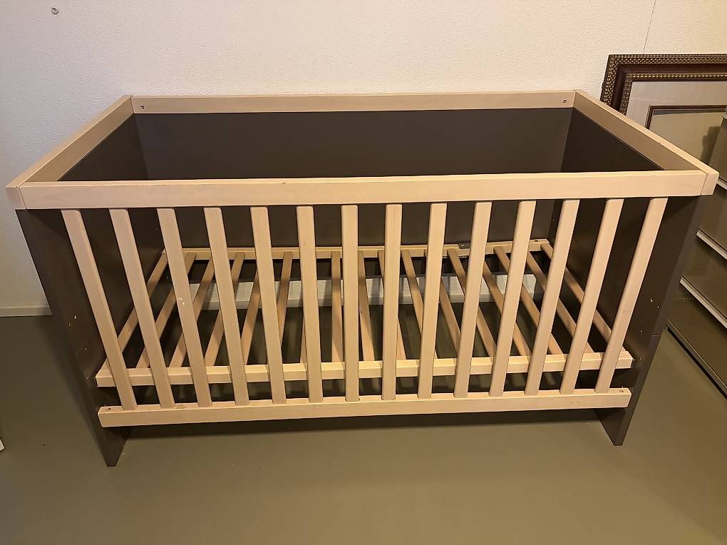 Wickeltisch & Zubehör: Kinderbett und Kommode von der Marke Wellemöbel – Gebraucht aus Bern von kengur