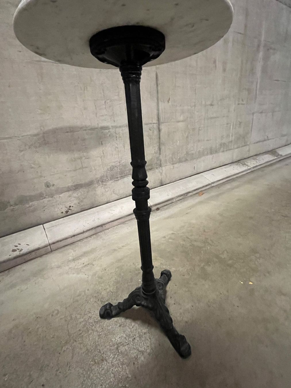 Tavoli: Marmor-Stehtisch Marble bar table – Usato da Schwyz venduto da STANSFI 2