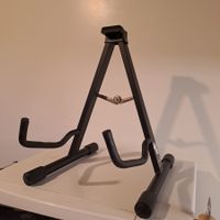 Support guitare pliable Millenium, parfait état.