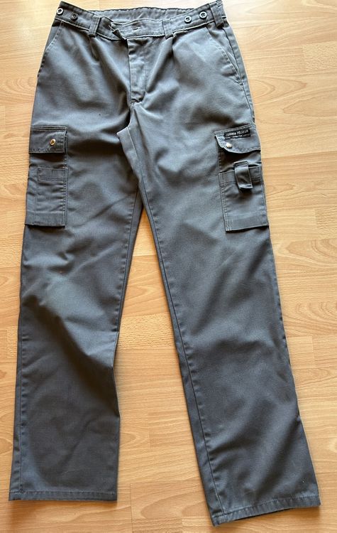 Pantaloni: Arbeitshose / Cargohose, grau, Gr. 38/40 – Usato da Neukirch-Egnach venduto da Phion