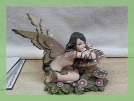 Dekorative Elfe auf Pilz, eine charmante Herbstfigur