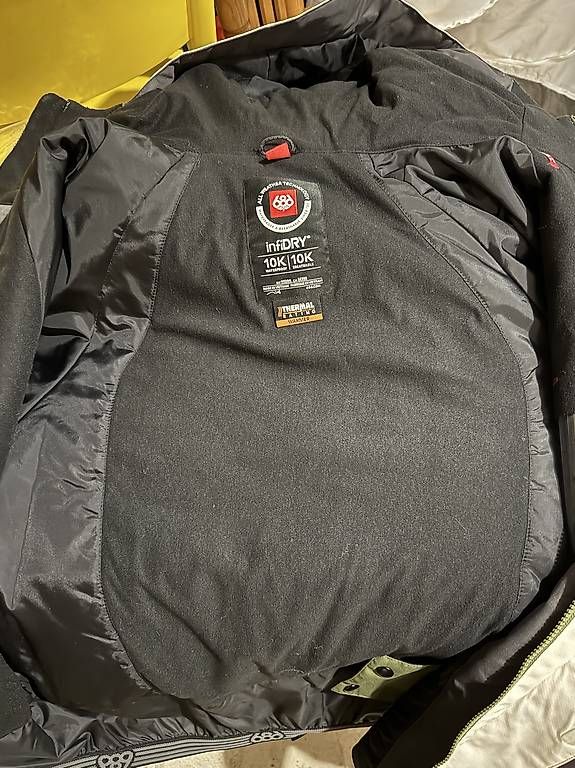 Giacche: Vend veste ski/snowboard 686 – Usato da La Tour-de-Peilz venduto da pmi_hzc6 2