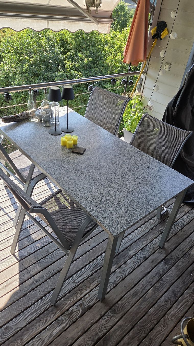 Tavoli: Granittisch mit 4 Stühlen – Usato da Mellingen venduto da Secost