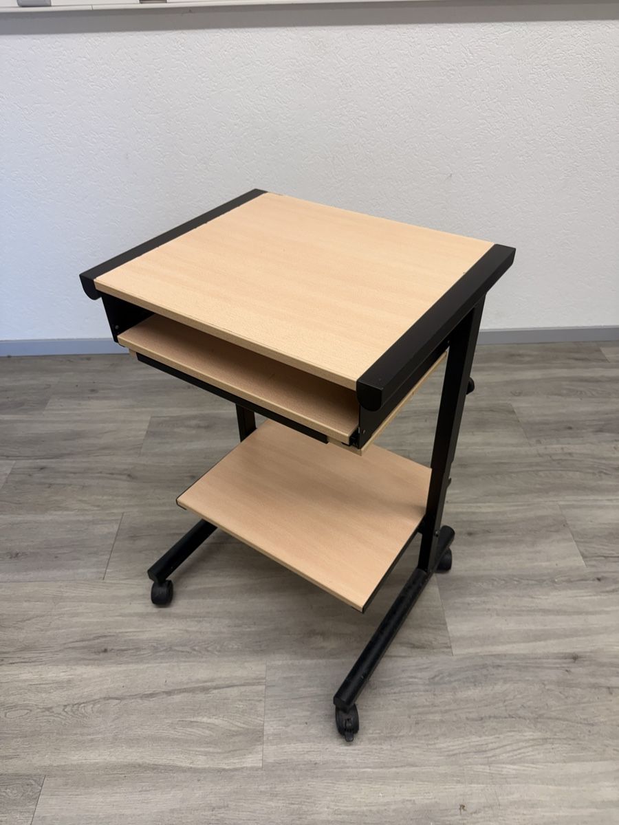Bureaux: mobiler PC-Arbeitsplatz  – D'occasion à Bachenbülach par inf_ltq6