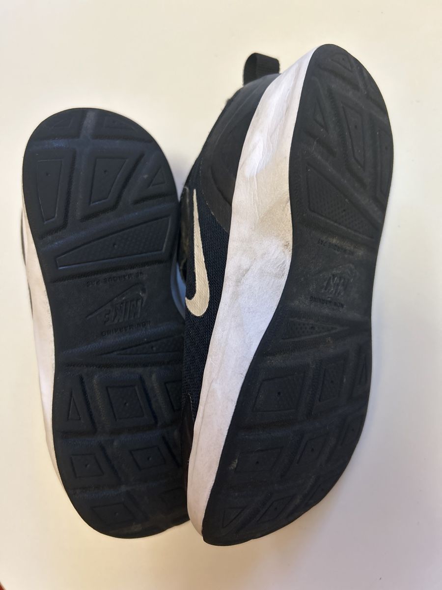 Nike Scarpe per ragazzi: Wenig getragene Nike Turnschuhe Grösse 27 – Usato da Zürich venduto da mir_t9py 1