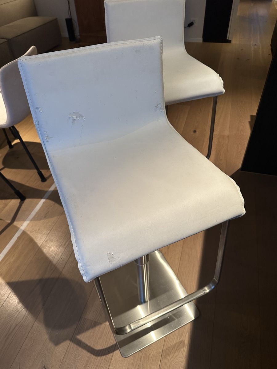 Hocker: 2 Barhocker weiss mit Metallfuss – Gebraucht aus Pfäffikon ZH von AnnSchi_1