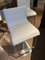2 Barhocker weiss mit Metallfuss