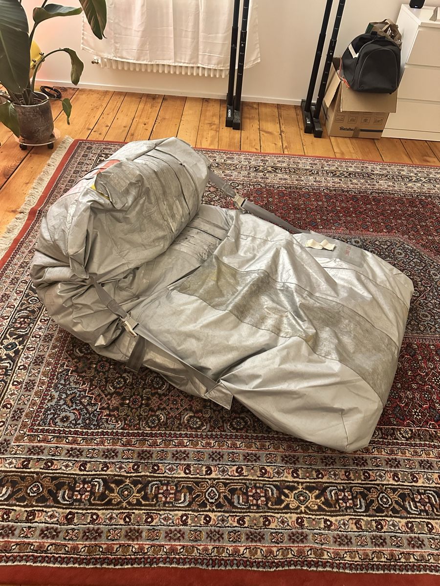 Poltrone: Einzigartiger Sitzsack aus original Flugzeugrutsche – Usato da Stein am Rhein venduto da StreetsOfSamana