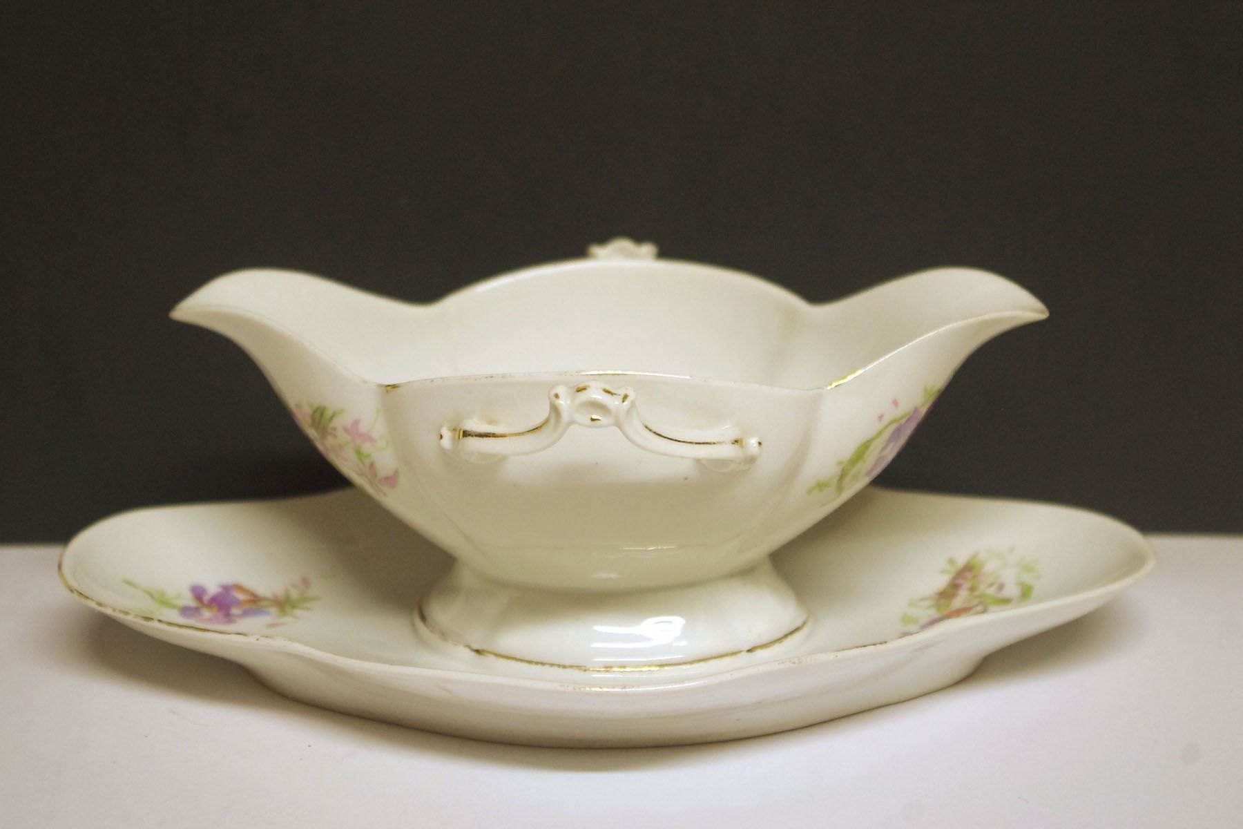 Coupes: Jugendstil Sauciere mit Liliendekor – D'occasion à Meggen par Brockitare 1