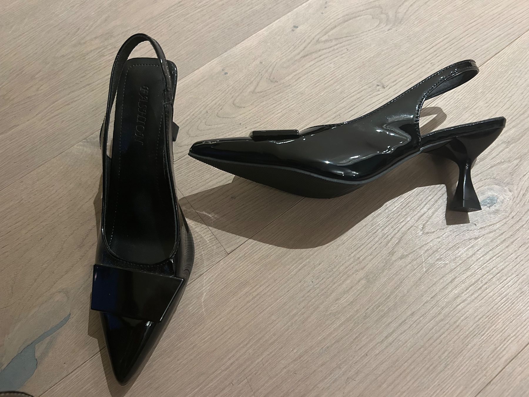 Scarpe da donna: Neue schwarze Lack Slingpumps – Nuovo (secondo la descrizione) da Kilchberg ZH venduto da Anie.