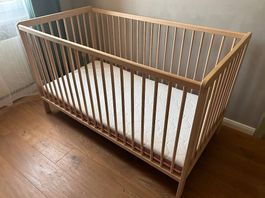 Lit d'enfant à barreaux, avec matelas 