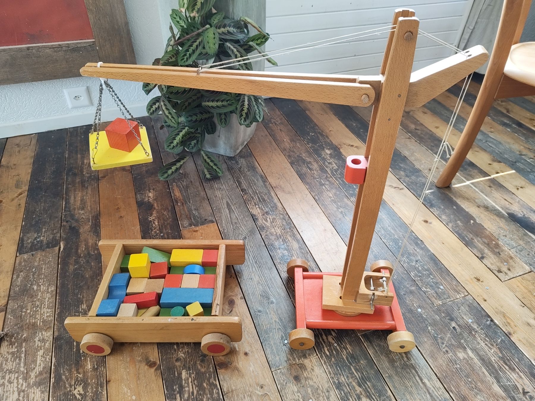 Veicoli per bambini: Holzkran und Holzbausteine – Usato da Bäch SZ venduto da BirdyTheBird