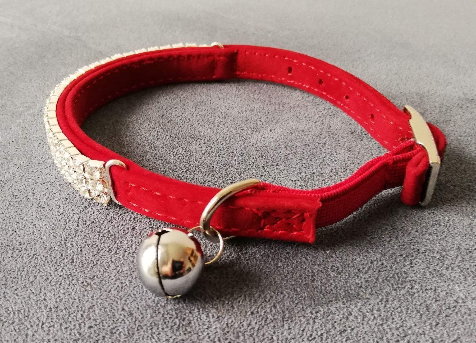 Guinzagli & Collari: Katzenhalsband Samt Rot mit Strass mit Elastikband – Nuovo e nell'imballaggio originale da Rüegsauschachen venduto da W4PAW 1