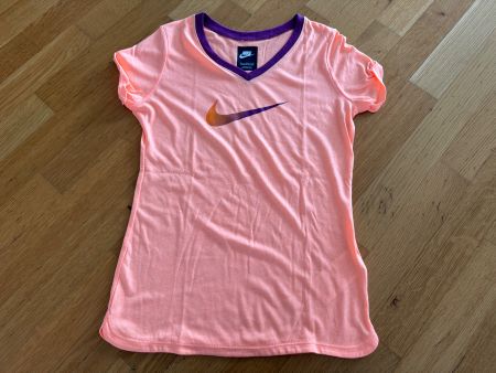 Neues Nike T-Shirt grösse 146-156