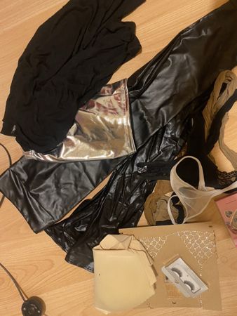 Lot de vêtements et accessoires, divers articles