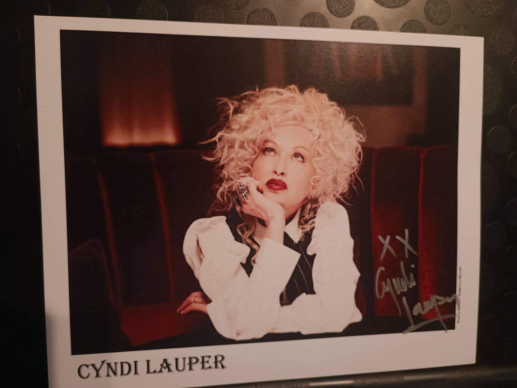 Autografi: Cyndi Lauper - handsigniert - 20x25cm – Usato da Menziken venduto da Artographs