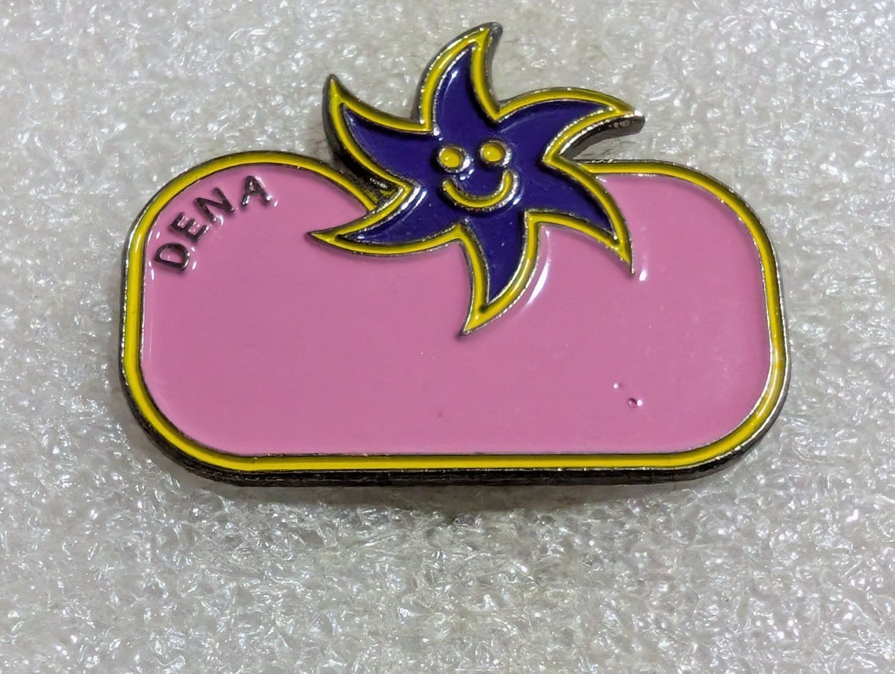 Placchette & Badge: Ansteckpin 202: Dena – Usato da Oppligen venduto da Pin-Fall-Shop