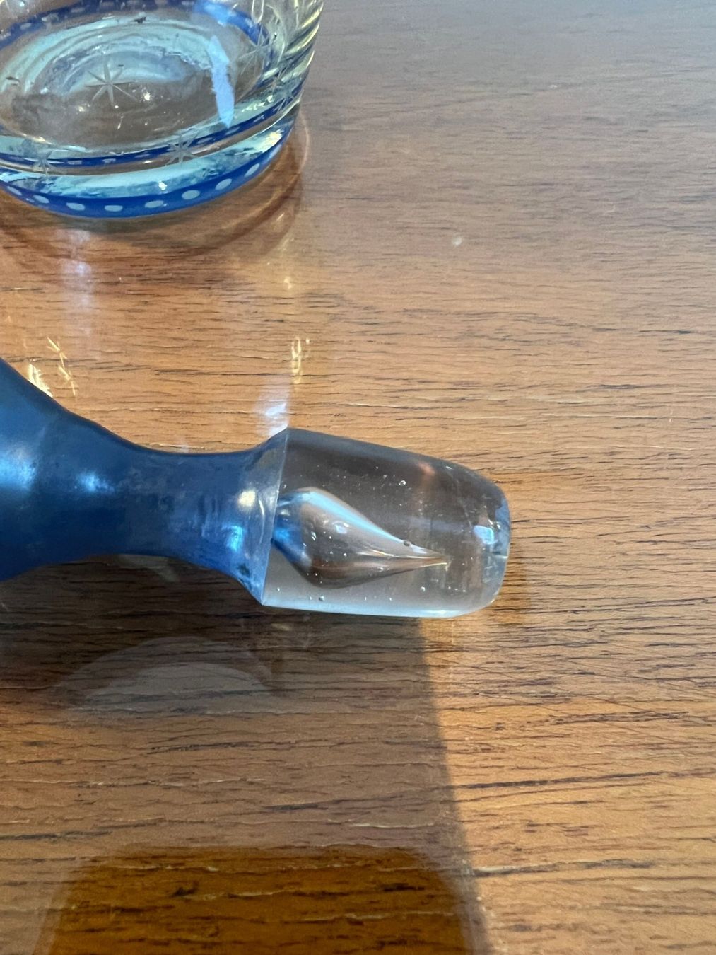 Caraffe: Antike Kristall Karaffe mit blauem Glasverschluss – Usato da Zofingen venduto da travelller 4
