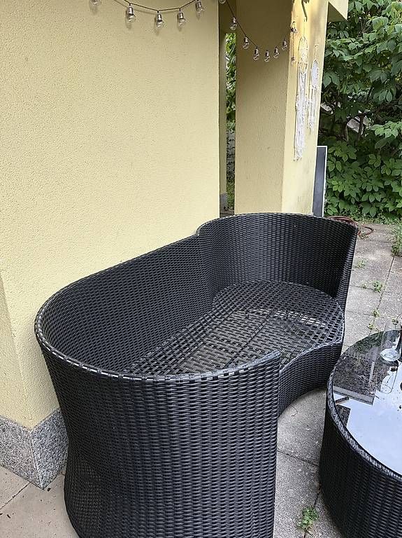 Sofas: Gartenlounge aus Rattan mit Glastisch – D'occasion à Binningen par viantob 1