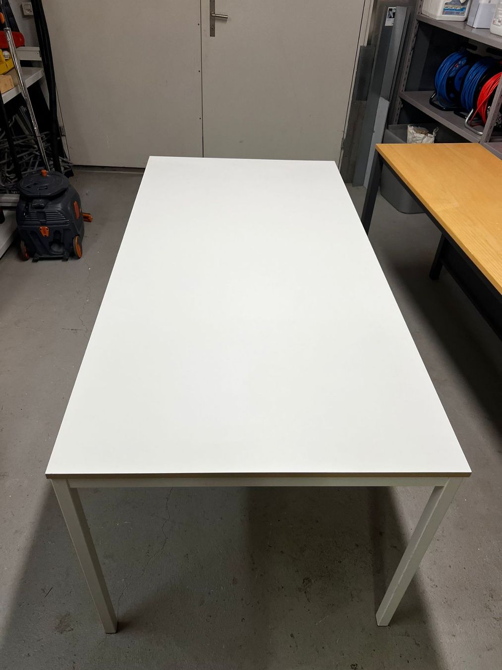 Tische: Weisser Tisch Büro – Gebraucht aus Winterthur von konradseni 1