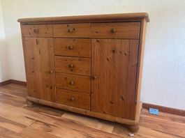 Kommode handgefertigt aus massivem Holz
