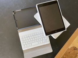 iPad mini 64 Go noir avec clavier Bluetooth