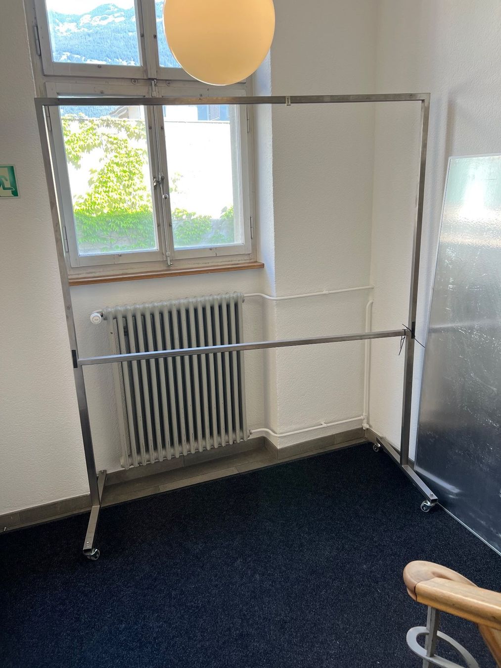 Lavagne: Wandtafel- oder Werbe-Halterung mit Rollen – Usato da Chur venduto da alteErika