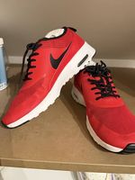rot-schwarze Nikes