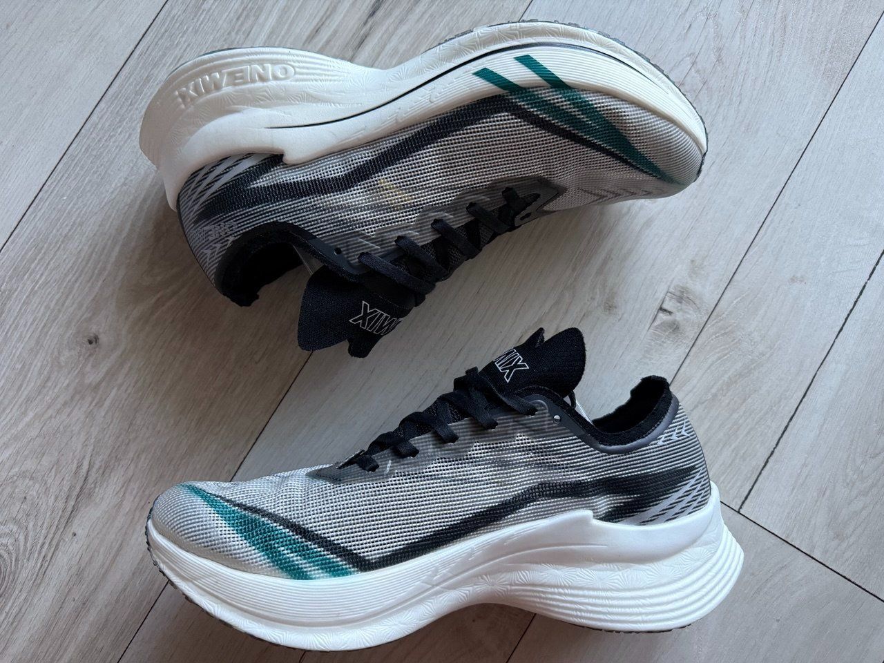 Chaussures hommes: Carbon-Laufschuhe 42.5 – D'occasion à Leysin par awo_cm7y 1