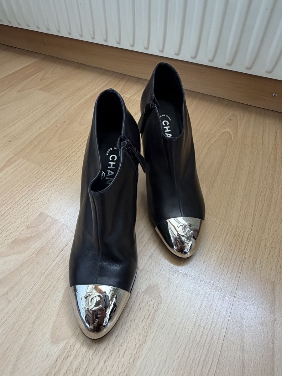 Chanel Scarpe da donna: Chanel Leather Boot Heels – Usato da St.Josefen venduto da lop_lh8d 7
