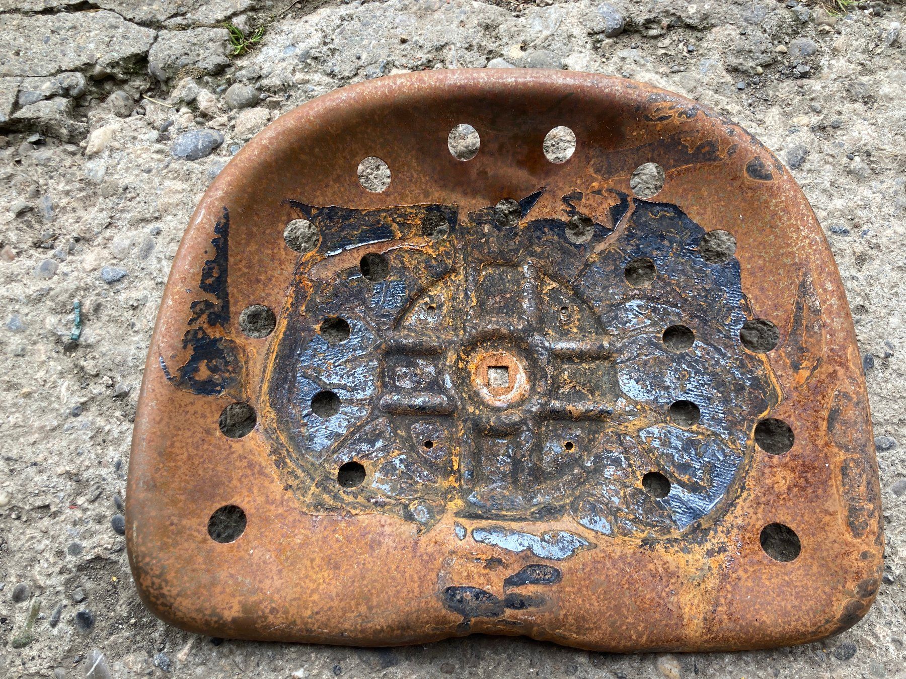 Metall- & Schlosserei Sonstiges: Siège d 'ancienne machine agricole ou tracteur – Gebraucht aus Bourrignon von filledemai