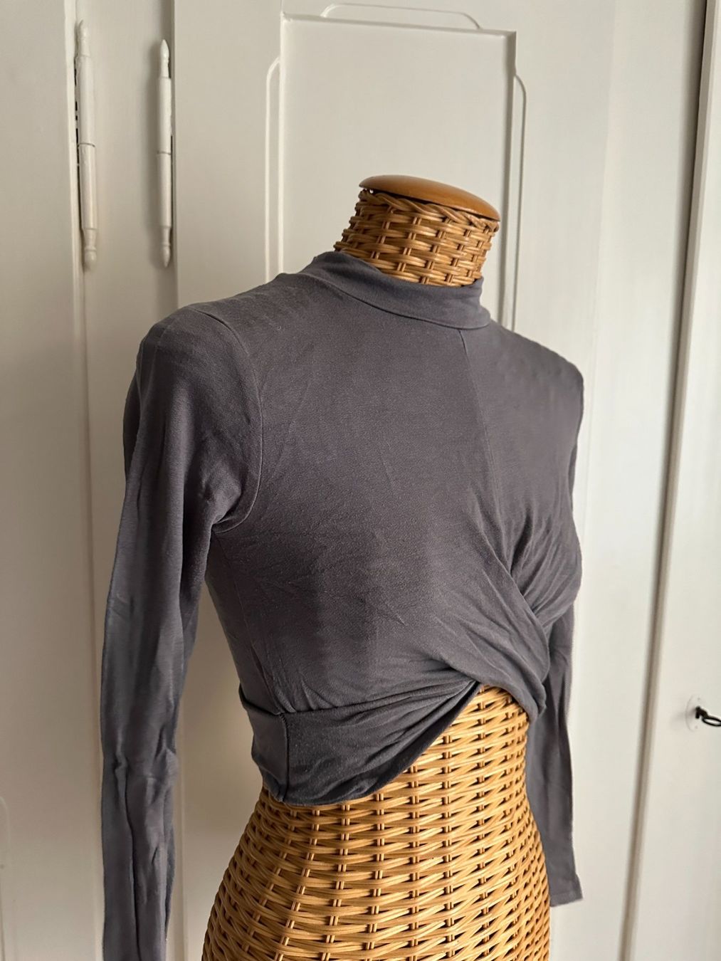 Topshop T-shirts: TOPSHOP - cropped Langarmshirt grau 34 – D'occasion à Zürich par Diazaio 1