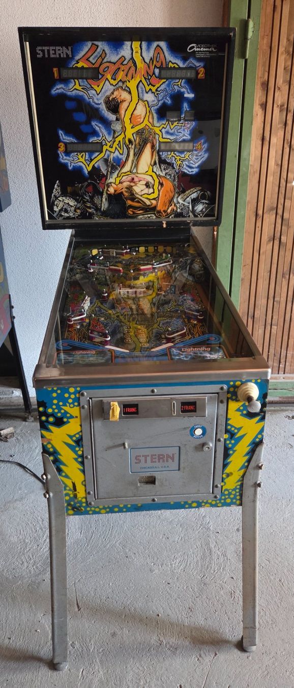 Stern Pinball Flipperkästen: Flipper "Lightning" Stern – Gebraucht aus Ettenhausen TG von elgravuro