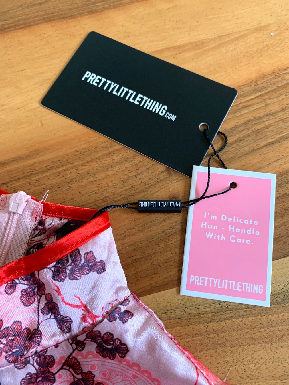 Robes: PRETTY LITTLE THINGS Satinkleid Grösse 34 **NEU** – Neuf avec emballage d'origine à Meiringen par snahhanssnah 7
